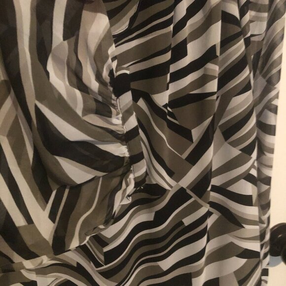 a.n.a XL black, gray, and white long sleeve cinched wrist lined blouse - Picture 4 of 7